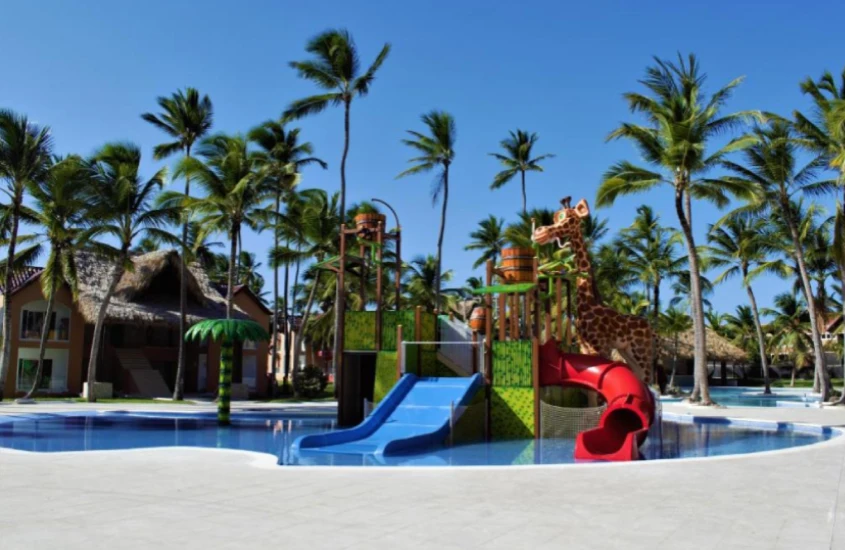 Estrutura de recreação aquática com toboáguas e brinquedos infantis em hotel no Caribe