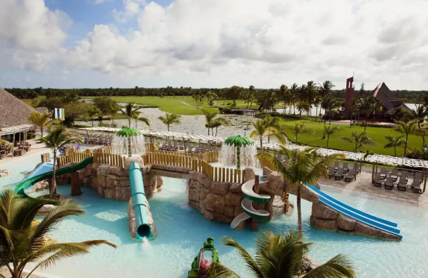 Vista aérea de um dos hotéis com parque aquático no Caribe, com grandes piscinas, áreas de lazer e praia com cabanas