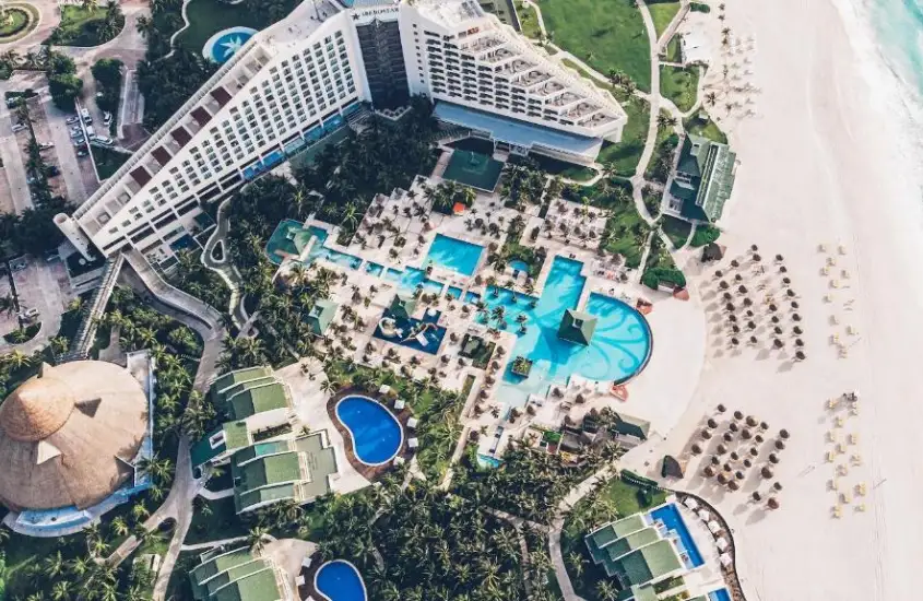 Parque aquático com diversos toboáguas coloridos e piscinas em resort no Caribe