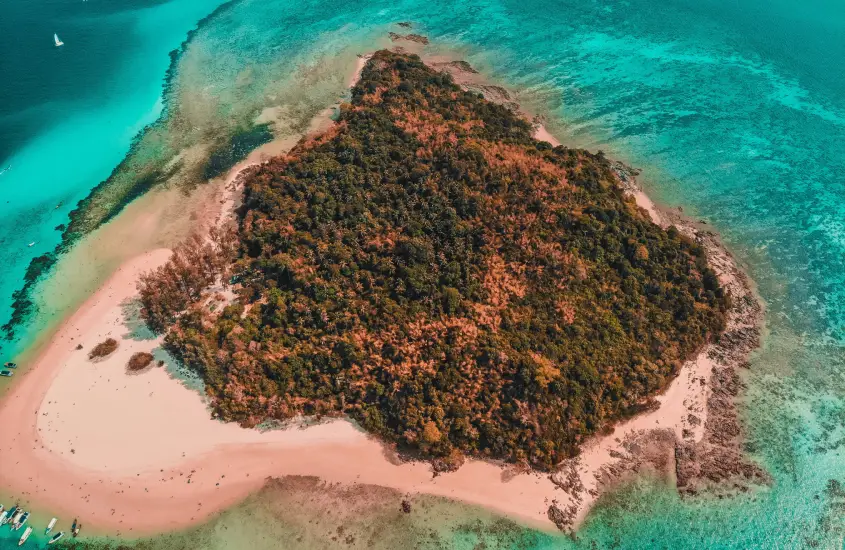 -Vista aérea da Bamboo Island com suas águas azul-turquesa e vegetação densa durante o dia