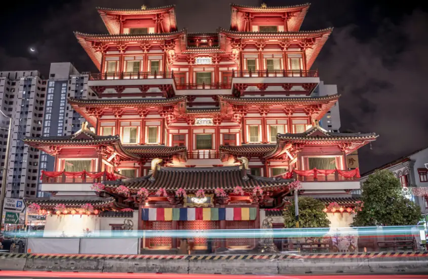 Templo Buddha Tooth Relic em Chinatown, Singapura, iluminado à noite.