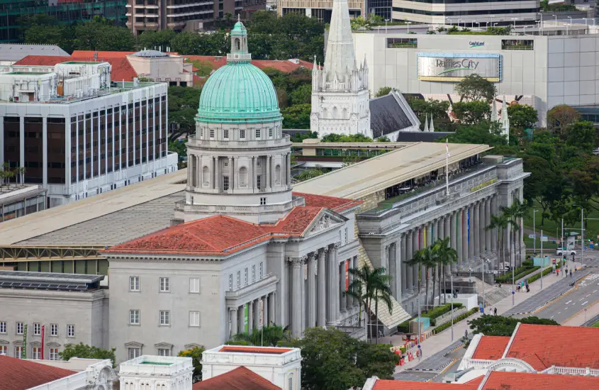 Vista aérea da National Gallery Singapore durante o dia, com arquitetura colonial.