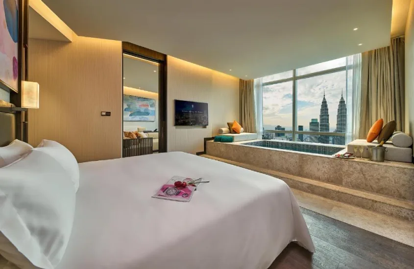 Quarto de hotel de luxo com vista para as Torres Petronas em Kuala Lumpur