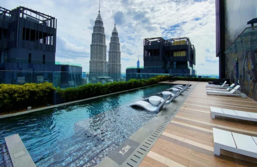 Piscina no terraço de hotel em Kuala Lumpur com vista para as Torres Petronas