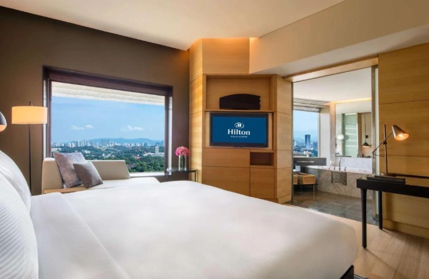 Quarto de hotel em Kuala Lumpur com vista para a cidade e interiores modernos