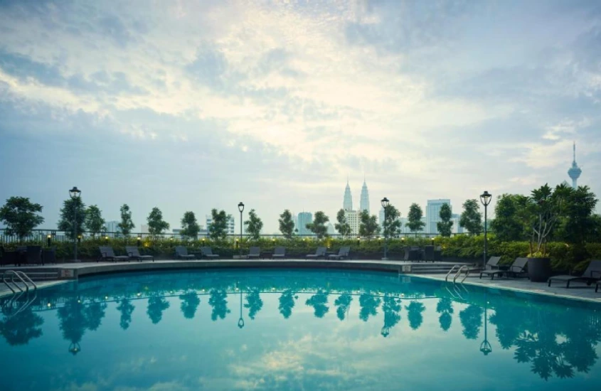 Piscina ao ar livre de hotel em Kuala Lumpur com vista para o horizonte da cidade