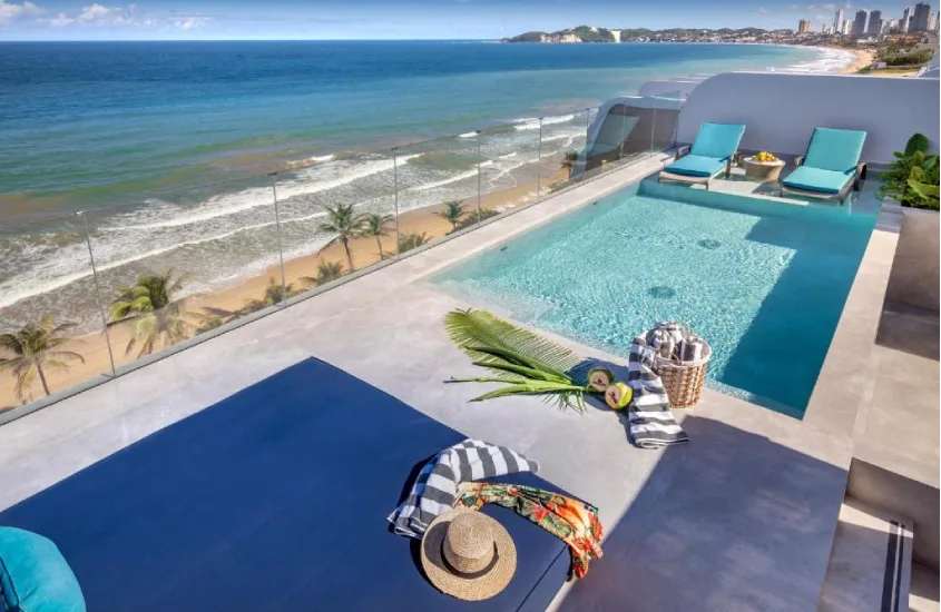 Piscina privativa em cobertura de resort à beira-mar com vista panorâmica do oceano, durante o dia