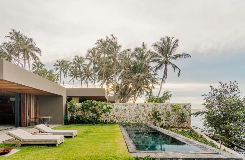 Villa privativa com piscina e vista para o mar em resort de luxo no Brasil ao amanhecer