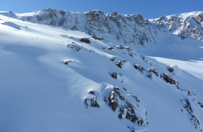 Encostas nevadas e céu azul em Portillo, um destino de inverno no Chile