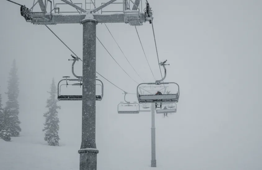 Teleférico subindo em meio a uma nevasca em Aspen, o destino de inverno mais famoso dos Estados Unidos