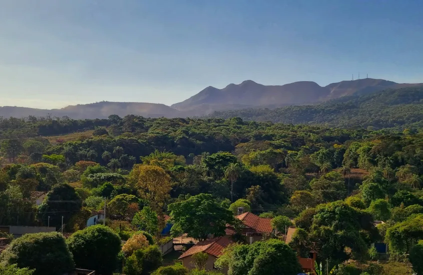 Vista ao entardecer sobre as montanhas e a vegetação exuberante de Brumadinho, cidade onde se localiza Inhotim