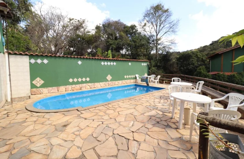 Piscina simples, mas aconchegante, da Pousada Maria Bonita, em Brumadinho, cercada por natureza