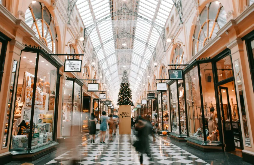 Shopping em Melbourne, com arquitetura vitoriana e enfeites de Natal, destacando a cultura urbana na Austrália