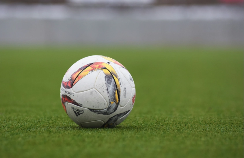 Bola de futebol no gramado, representando o esporte popular e a paixão dos australianos pelo futebol