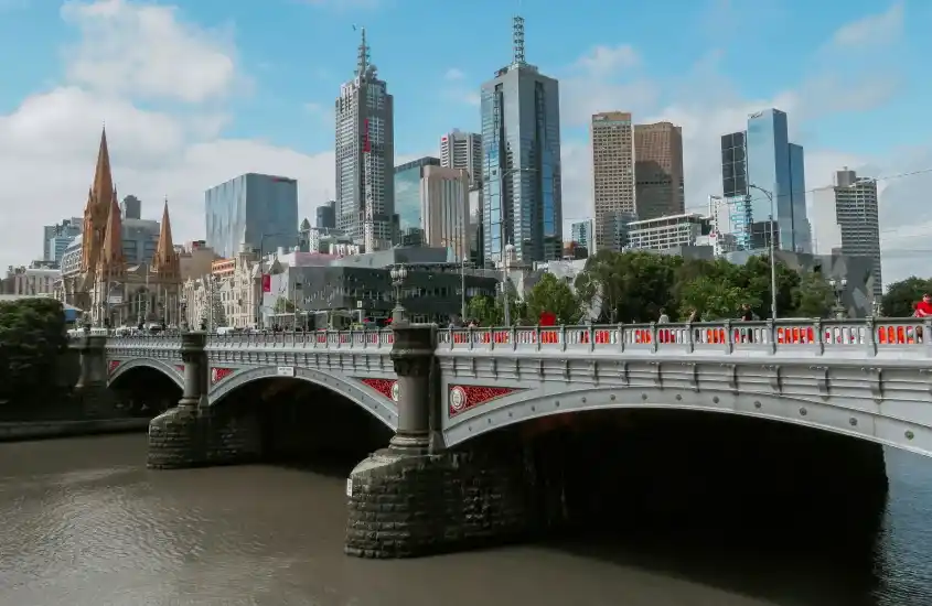 Ponte em Melbourne, Austrália, com vista para o centro da cidade e prédios icônicos