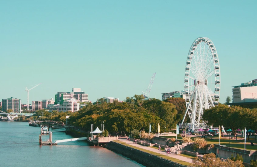 Roda-gigante à beira do rio em Brisbane, Austrália, destacando a beleza urbana da cidade