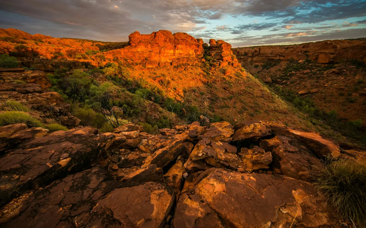 Formação rochosa em tons avermelhados no Kings Canyon, Austrália, iluminada pelo sol do fim de tarde