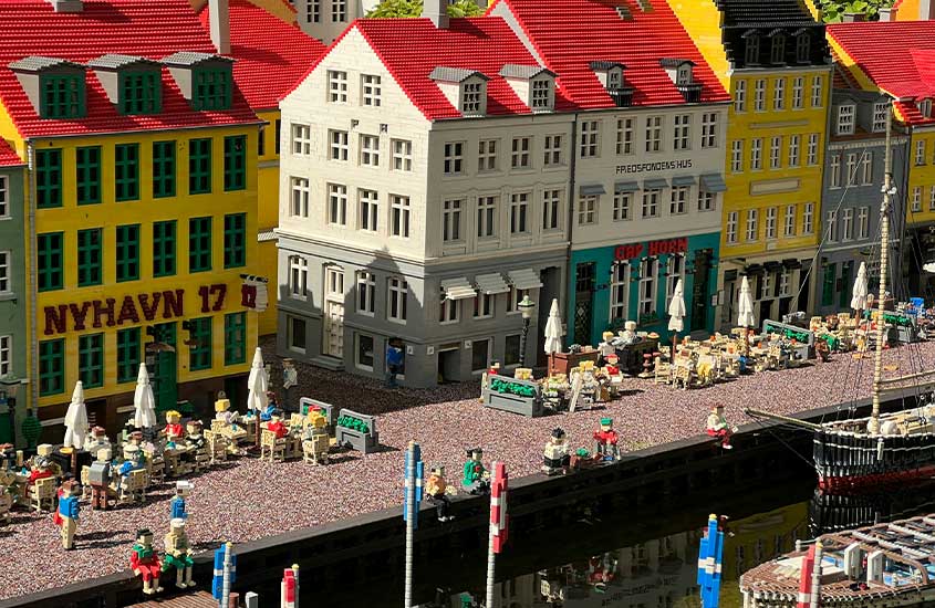 Modelo em miniatura de Nyhavn, em Copenhague, feita de peças de LEGO