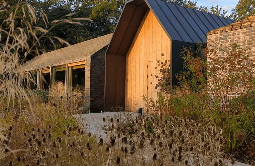 Casa de campo moderna cercada por vegetação natural na Dinamarca