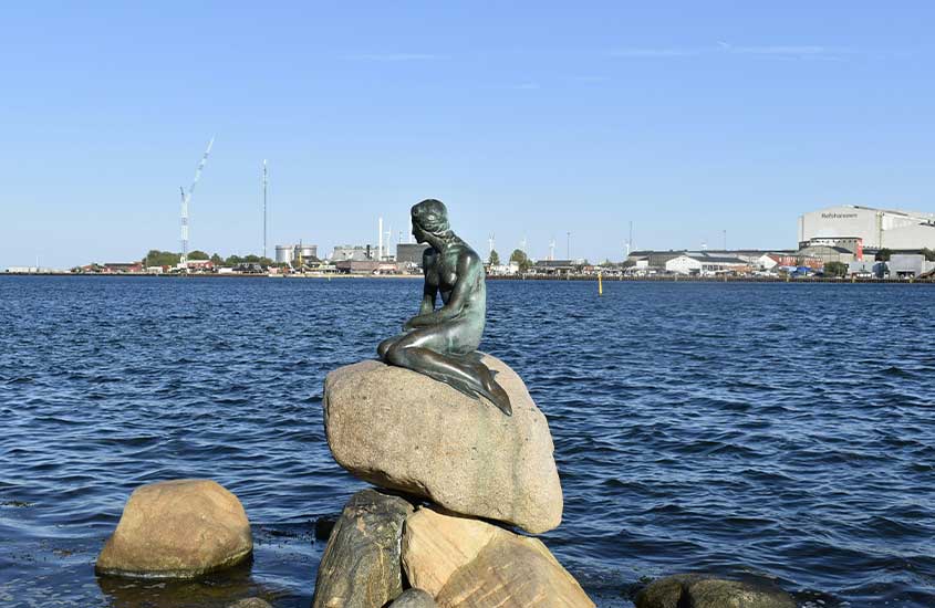 Estátua icônica da Pequena Sereia, inspirada no conto de Hans Christian Andersen, localizada em Copenhague