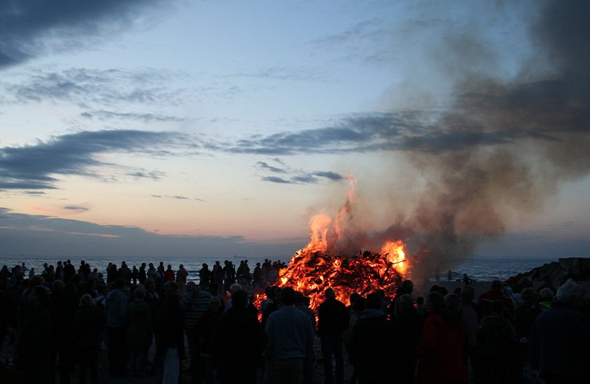 Tradição dinamarquesa de comemorar o solstício de verão com fogueiras à beira-mar, uma celebração da cultura dinamarquesa