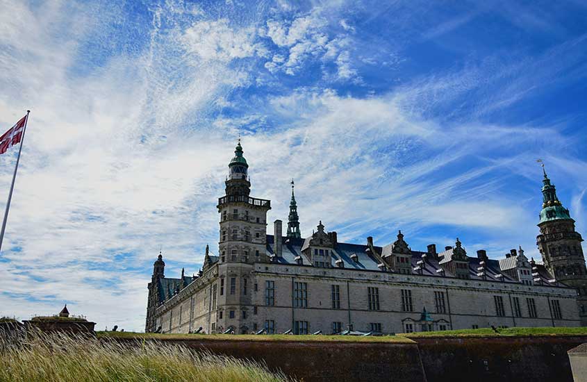 Castelo de Kronborg, Dinamarca, com o céu azul