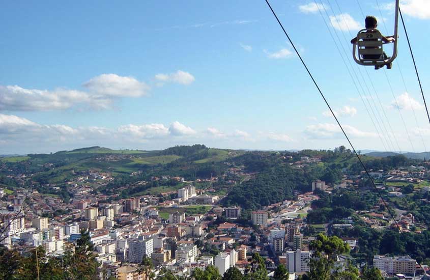 Vista panorâmica de Serra Negra, com cidade ao fundo vista de um teleférico