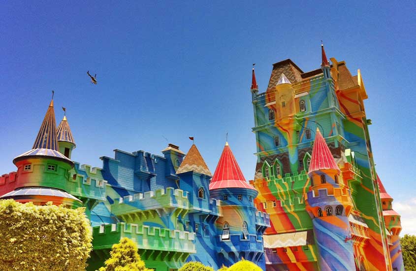 Castelo colorido no parque Beto Carrero World, com céu azul claro ao fundo