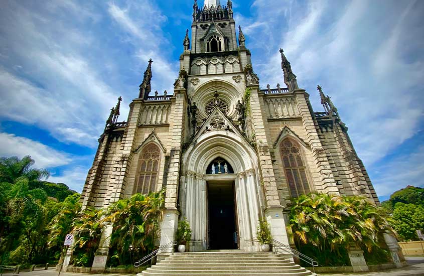 Catedral São Pedro de Alcântara em Petrópolis, com arquitetura neogótica e céu azul ao fundo