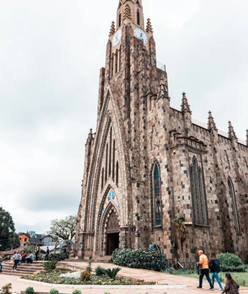 A majestosa Catedral de Pedra em Canela, capturada sob um céu nublado ao meio-dia