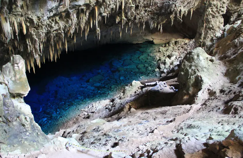 A impressionante Gruta do Lago Azul em Bonito, capturada ao meio-dia, com águas cristalinas e estalactites formando um cenário mágico