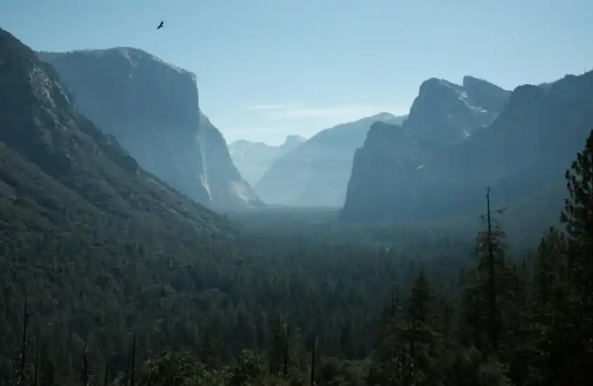 Uma paisagem deslumbrante de montanhas íngremes, com um vale entre elas, que pode ser visto ao entrar no Yosemite pela entrada de Arch Rock