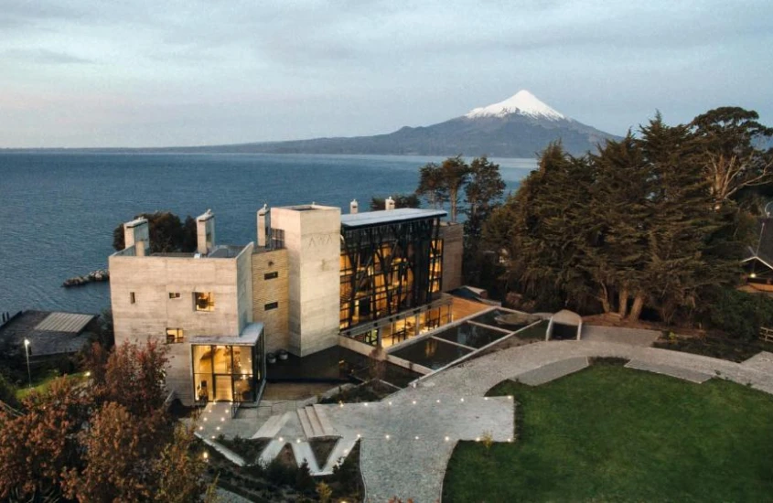 Durante o dia, vista incrível para o lago e o imponente vulcão Osorno ao fundo, no Hotel AWA