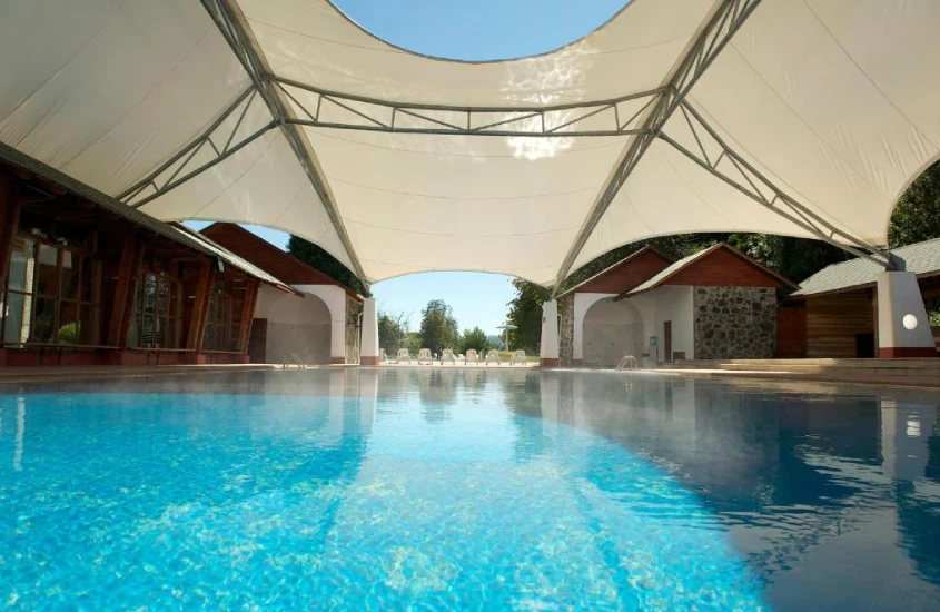 Piscina do Hotel Termas Puyehue, cercada pela natureza, um dos melhores resorts de inverno na América do Sul