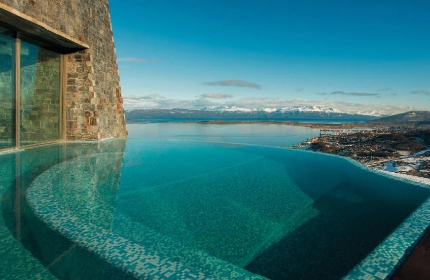 Piscina iluminada ao anoitecer no Las Balsas Relais, um dos melhores resorts de inverno na Argentina