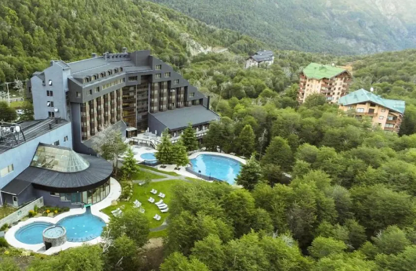 Piscina interna no Hotel Termas Chillán, cercada de montanhas nevadas, um dos melhores resorts de inverno no Chile