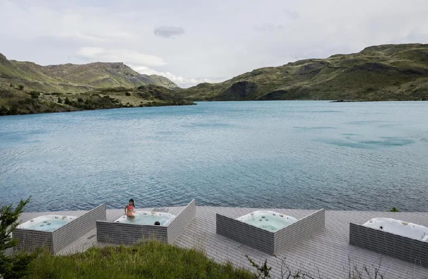 Banheiras no deck do Explora Torres del Paine, com vista para o lago e montanhas