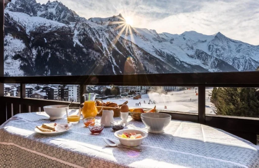 Café da manhã ao ar livre com vista para as montanhas nevadas de Chamonix