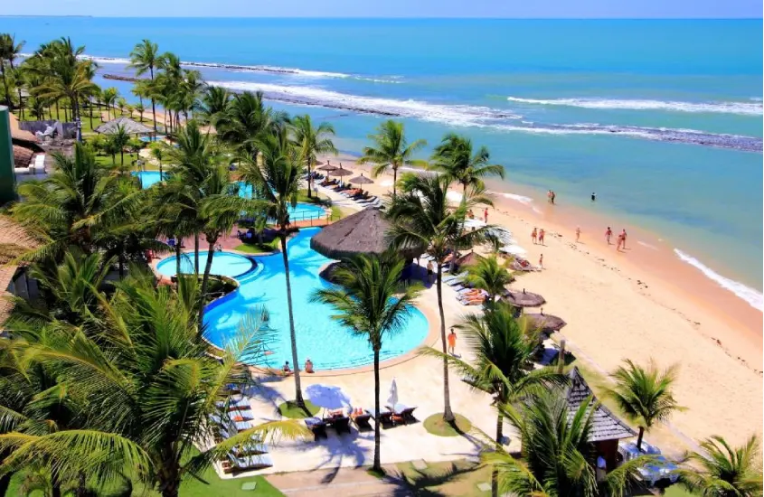 Arraial D'ajuda Eco Resort, localizado na Praia de Arraial D’Ajuda, é ideal para famílias, com uma estrutura completa que inclui piscinas de frente para o mar e vista para as águas cristalinas do litoral baiano.