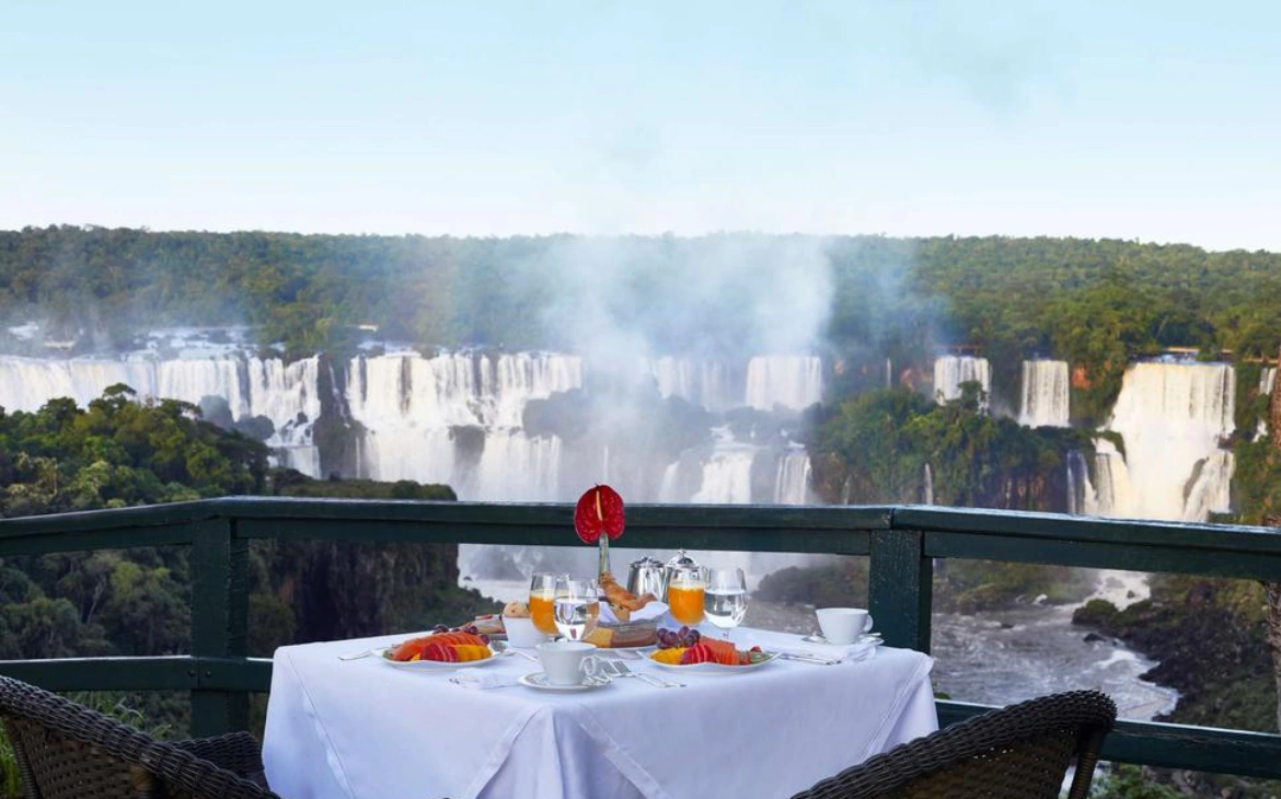 café da manhã servido em mesa em varanda com vista para as cataratas do iguaçu em um dos hotéis com as melhores vistas do Brasil