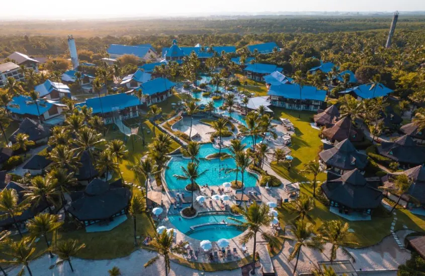 Piscinas e áreas de lazer do Summerville Beach Resort em Porto de Galinhas, Pernambuco, em um dia claro