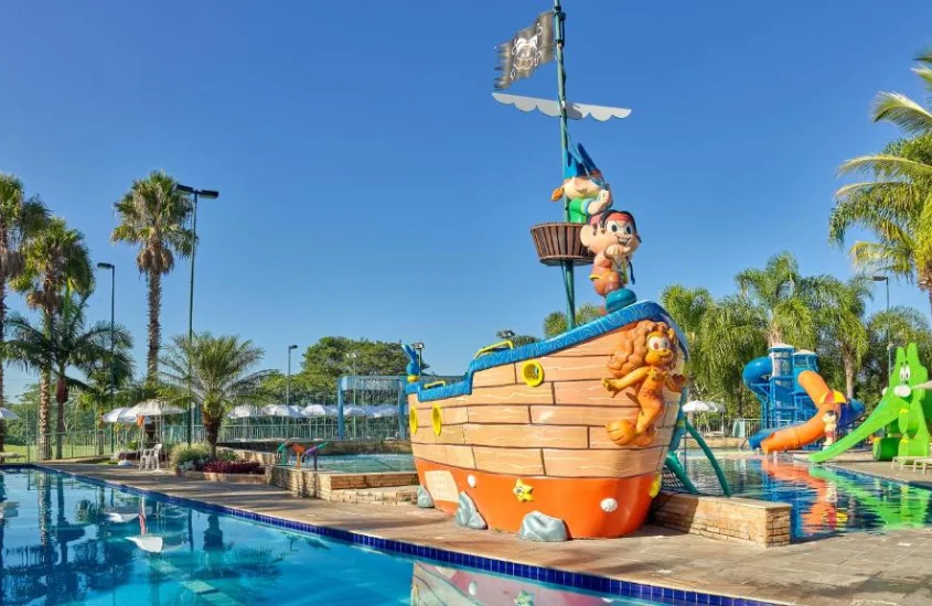 Parque aquático infantil temático com brinquedos em formato de barco pirata em um dia ensolarado no resort