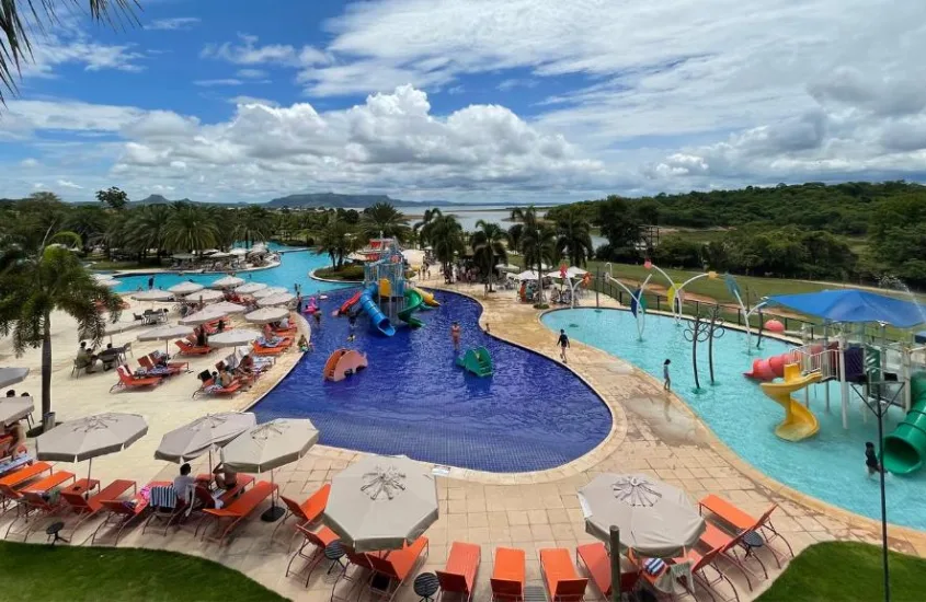 Piscinas do Malai Manso Resort, cercadas por áreas verdes na Chapada dos Guimarães, em um dia claro