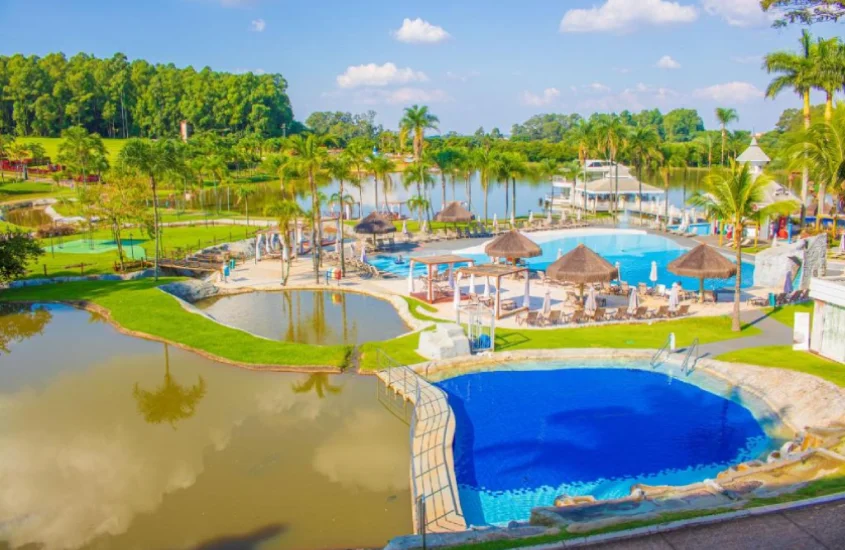 Piscinas e lago no Mavsa Resort, cercado por natureza, a 90 minutos de São Paulo, em um dia ensolarado