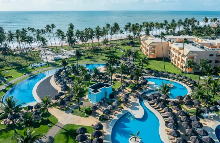 Piscinas com vista para o mar no Iberostar Selection Praia do Forte, na Bahia, em um dia ensolarado