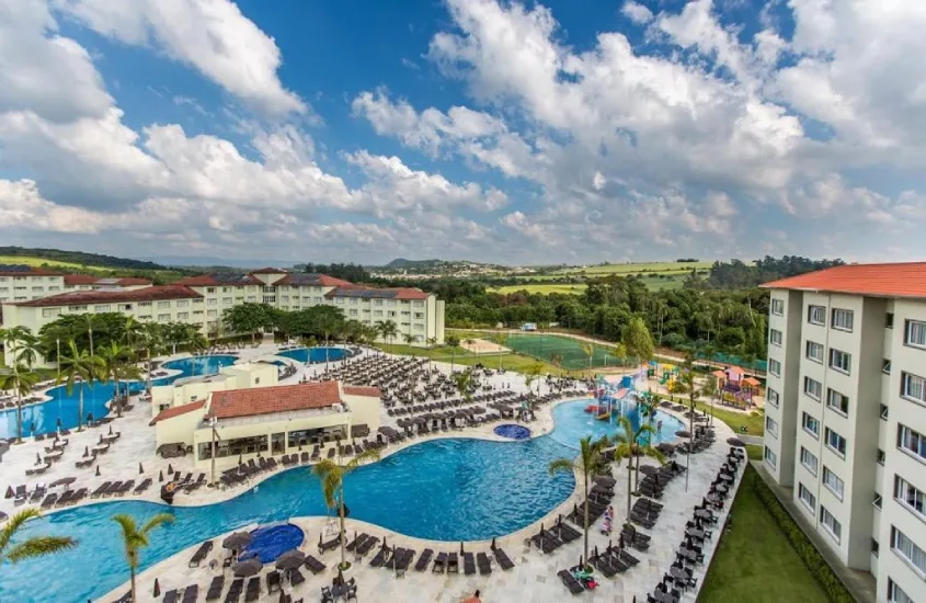 Vista da área de lazer do Tauá Resort Atibaia, com piscinas e parque aquático, em São Paulo, durante o dia