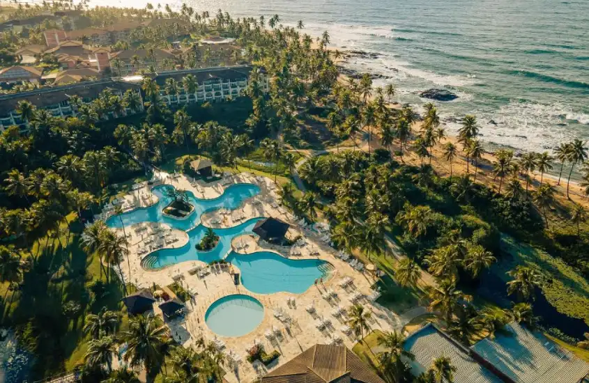 Área de lazer com piscinas no Sauipe Resorts Ala Terra, localizado na Costa do Sauípe, Bahia, durante o dia