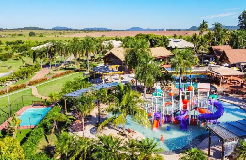 Vista aérea do Zagaia Eco Resort com parque aquático infantil e áreas verdes ao redor