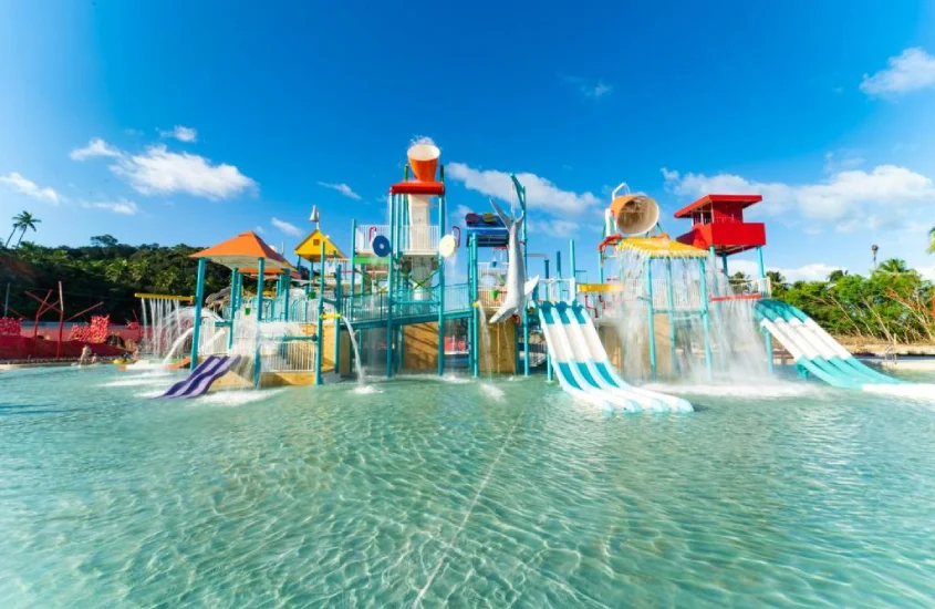 Parque aquático infantil com diversos toboáguas e brinquedos no Pratagy Beach Resort.