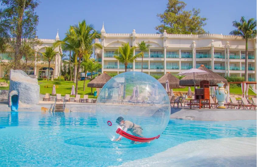 Castelo temático no Mavsa Resort, cercado por área verde, criando uma atmosfera lúdica para as crianças